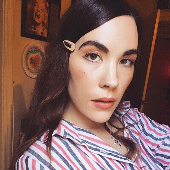 Meet your Posher, Kyrie - Picture 3 of 3